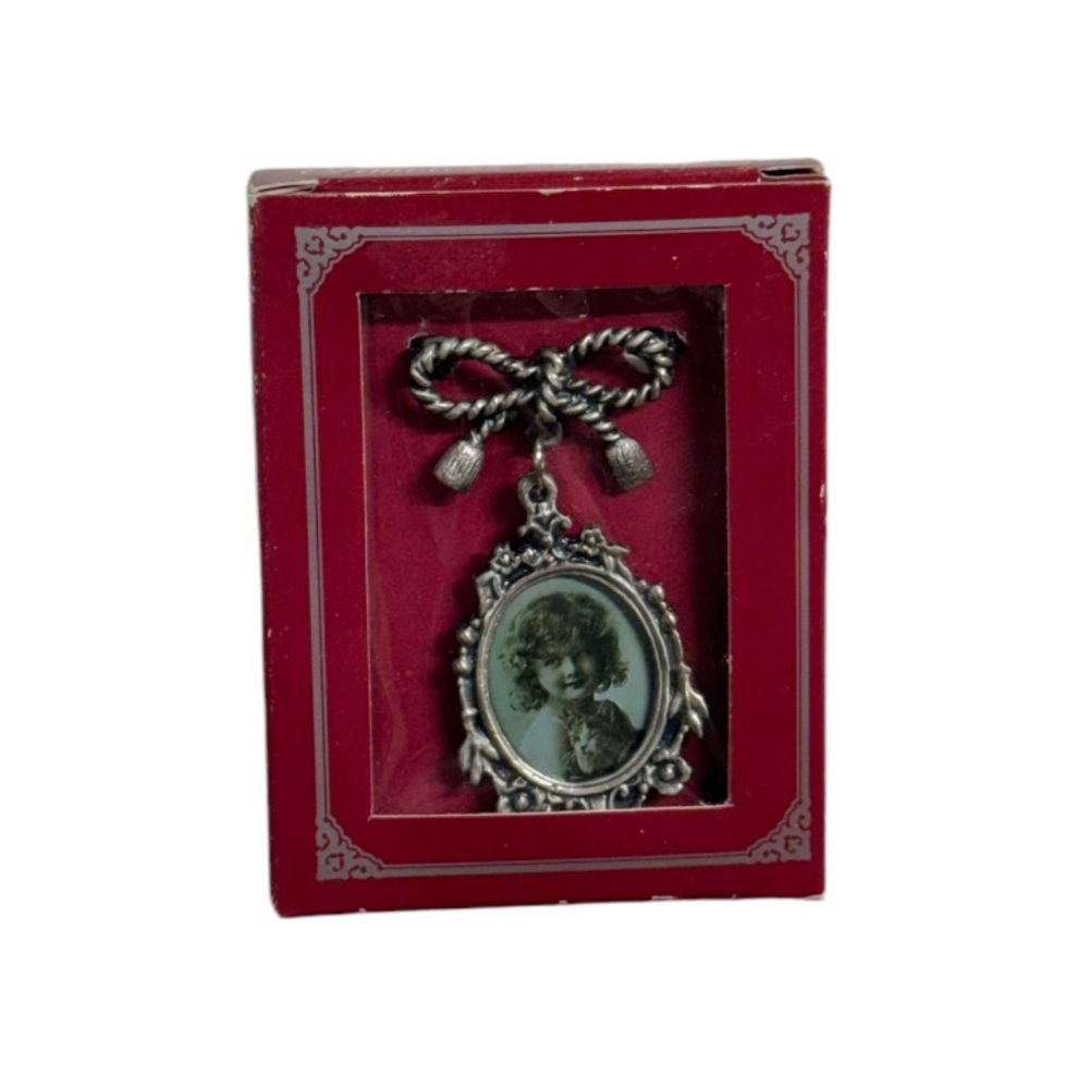 Timeless Treasures pewter brooch picture frame great condition with original box